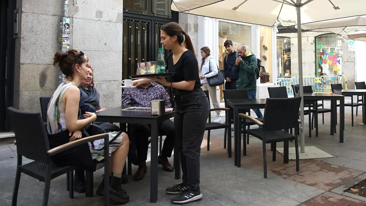 sector servicios, empleo, trabajadora, trabajo, hostelería, terraza, camarera, EPA, paro,
