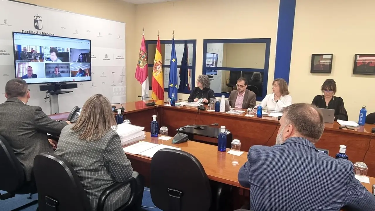 En la imagen un instante de la reunión del Consejo de Administración de la empresa pública Geacam