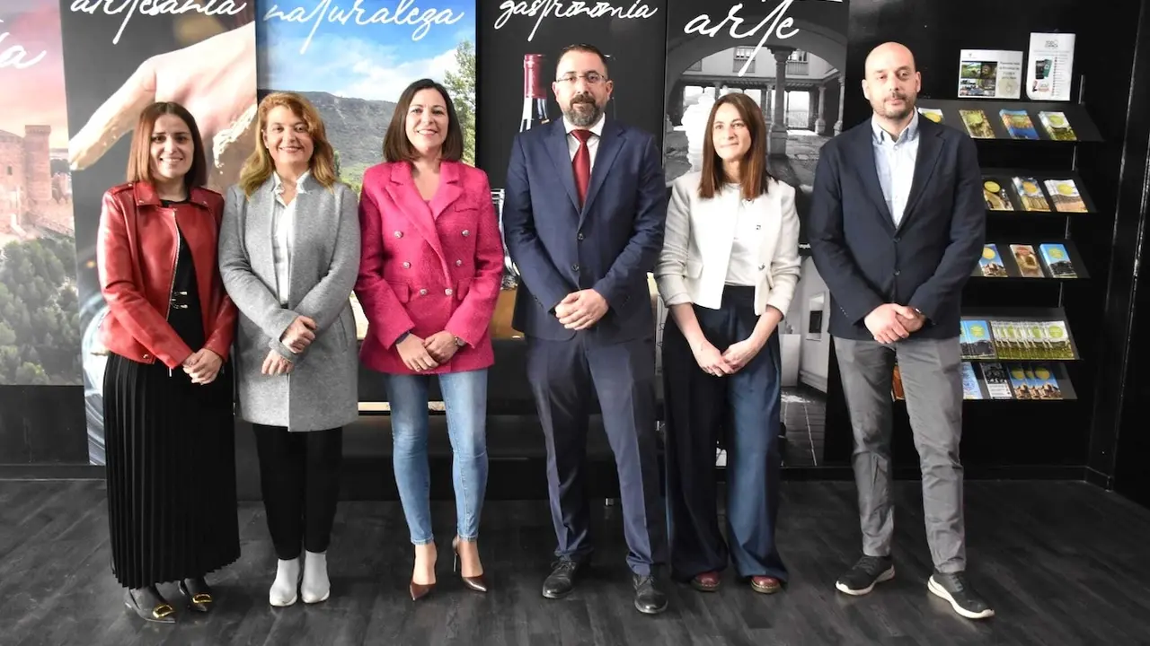 Dos personas atenderán a los visitantes en la Oficina de Turismo de la estación Fernando Zóbel gracias a la Diputación