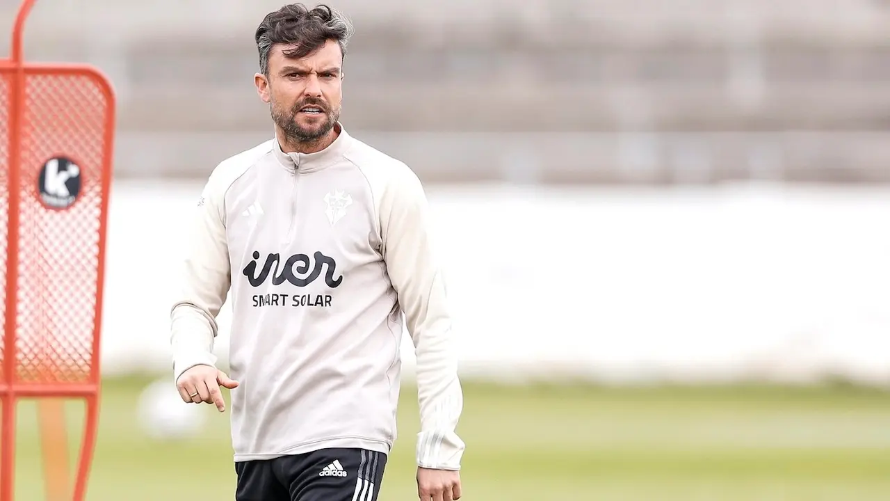 El entrenador del Albacete Balmpié, Rubén Albés, durante el entrenamiento