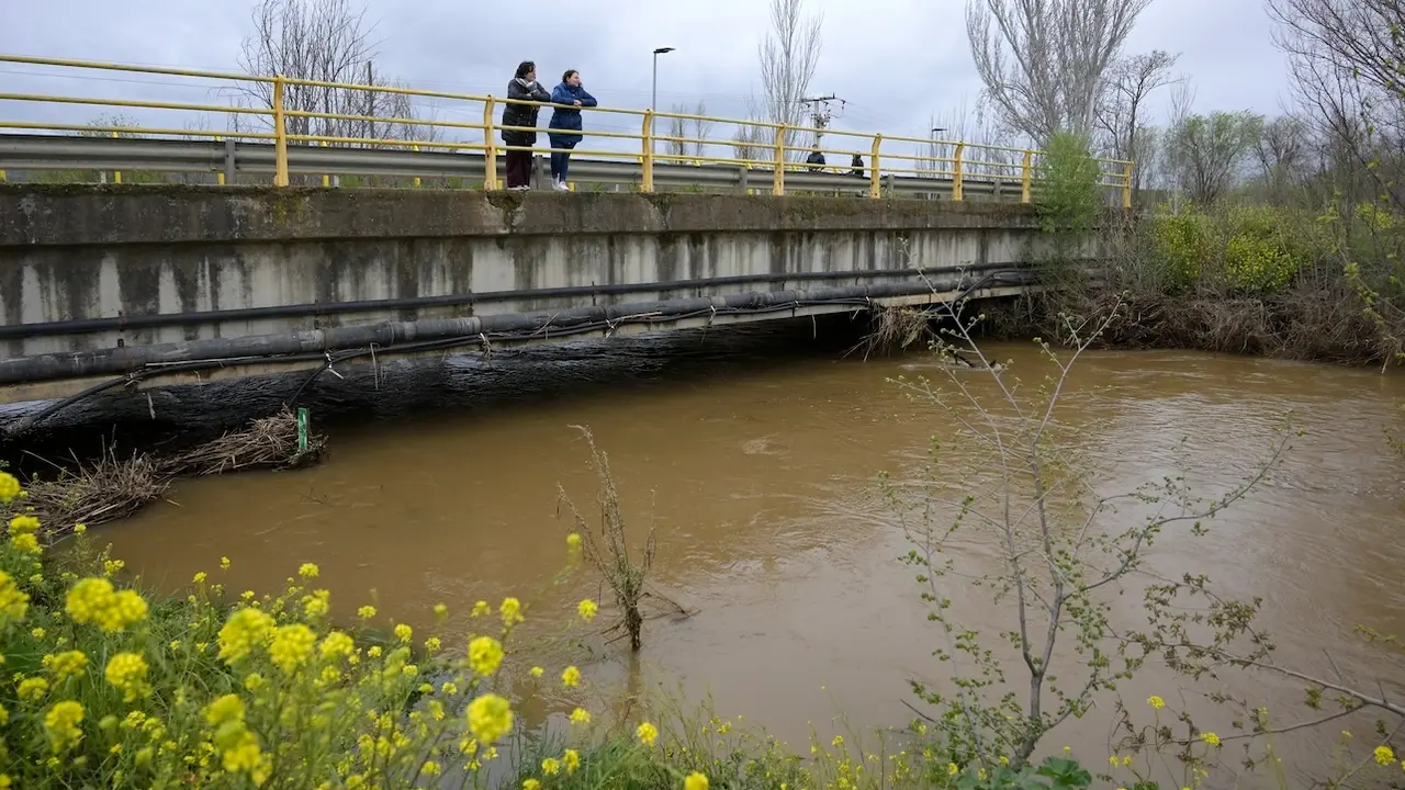Baja el caudal del río Bañuelos y la posibilidad de inundaciones en Fernán Caballero - EFE/Jesús Monroy