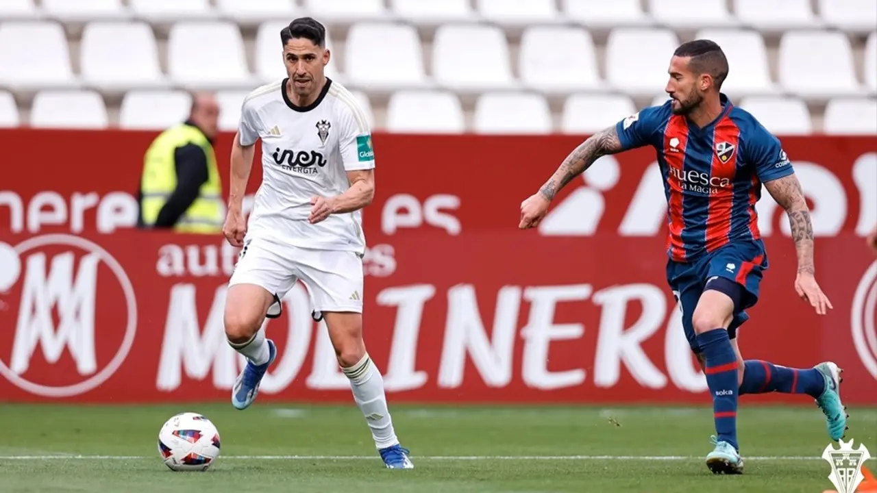 Un error de Vaclik permite puntuar al Huesca en su visita al Carlos Belmonte (1-1)