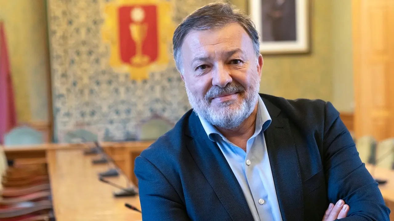 El acalde de Cuenca, Darío Dolz, posa en el Salón de Plenos del Consistorio en un momento de la entrevista - EFE/José del Olmo