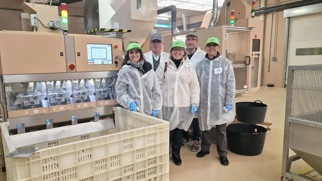 La directora general de Medio Natural y Biodiversidad, Susana Jara, durante su vista a la empresa Gruart La Mancha en Valdepeñas (Ciudad Real)