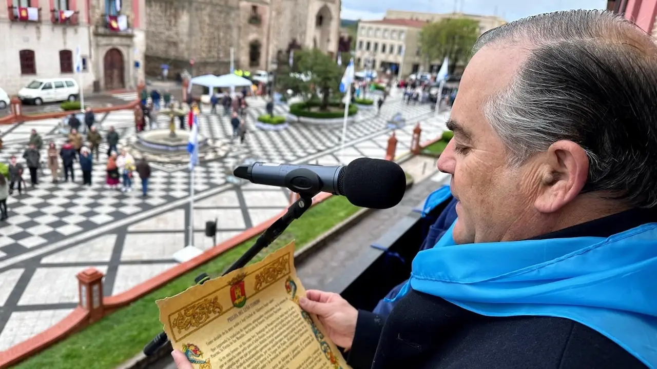 El alcalde de Talavera de la Reina (Toledo), José Julián Gregorio, en el Pregón del Leño Florido de las Mondas