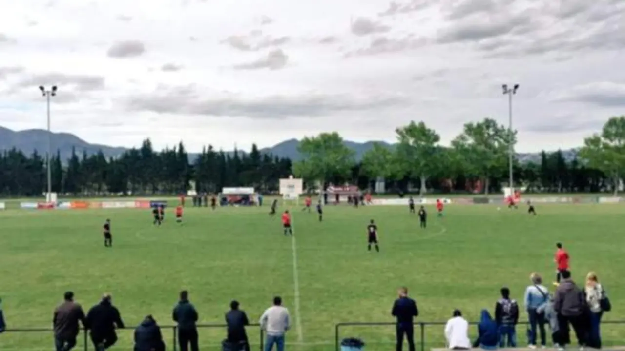 Apalean a puñetazos y patadas a un entrenador de fútbol juvenil en pleno partido
