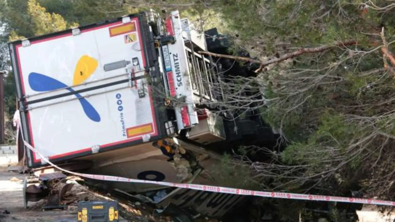 Un camión embiste un coche averiado y lo estampa contra la grúa: un muerto y 4 heridos