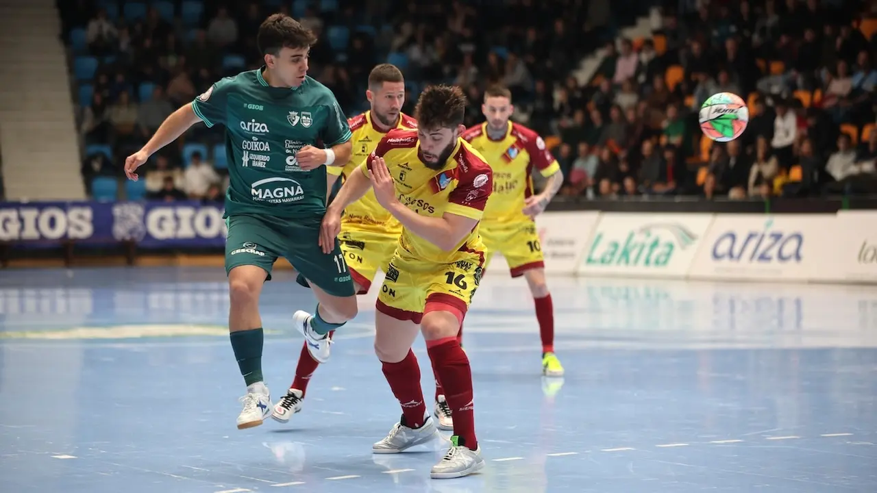 Un diezmado Quesos El Hidalgo Manzanares rescata un valioso punto en Pamplona (2-2)