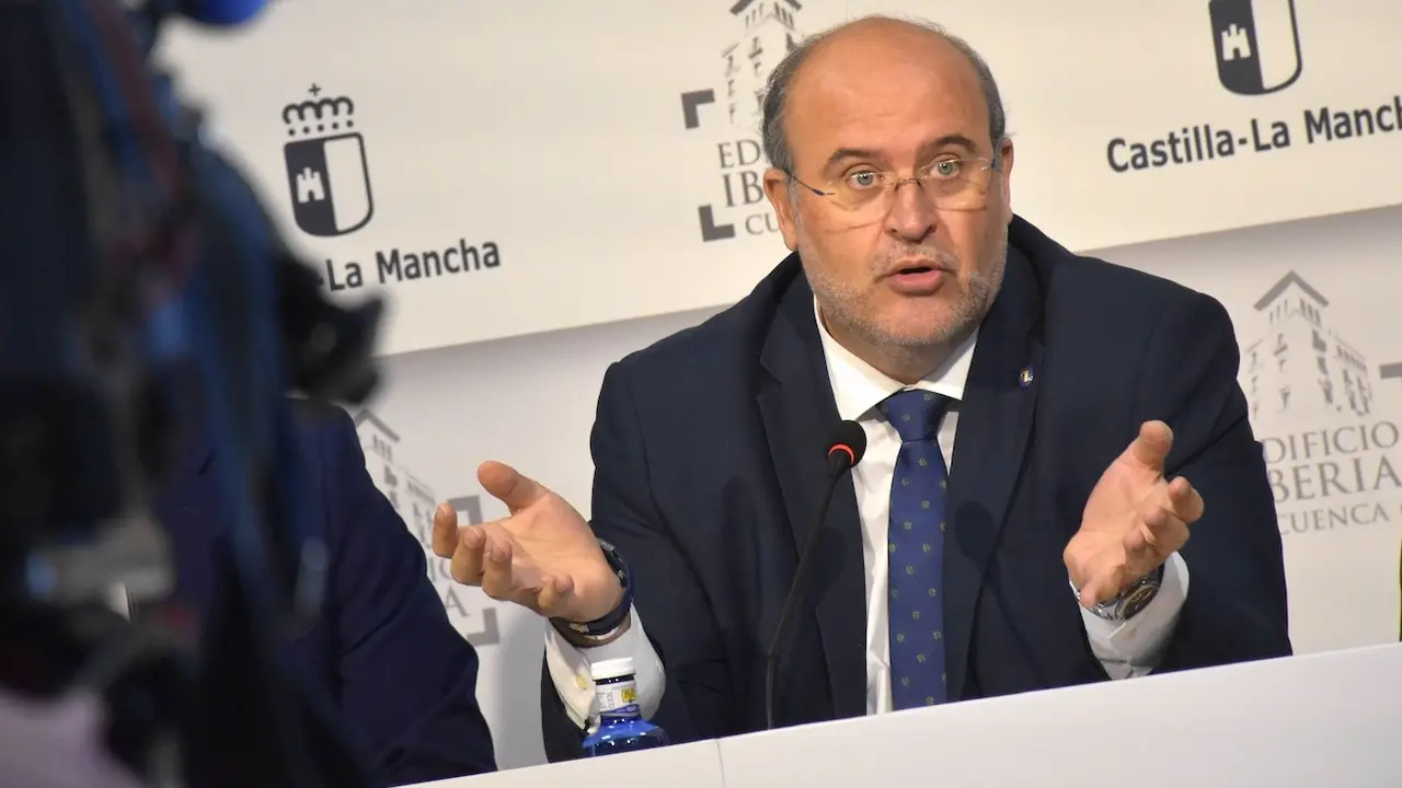 El vicepresidente primero del Gobierno de Castilla-La Mancha, José Luis Martínez Guijarro, durante la rueda de prensa que ha ofrecido este lunes en la delegación de la Junta en Cuenca