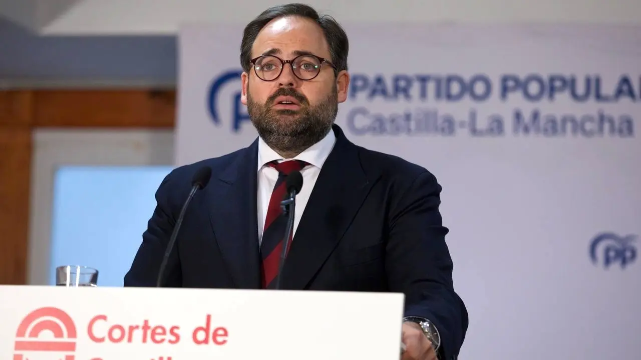 El presidente del PP de Castilla-La Mancha, Paco Núñez, durante la rueda de prensa que ha ofrecido en Azuqueca de Henares (Guadalajara) donde se ha reunido el Grupo Parlamentario Popular