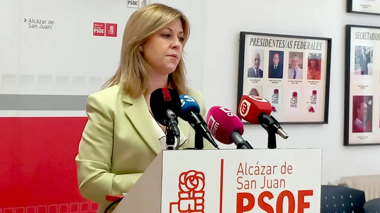 La portavoz del PSOE en las Cortes de Castilla-La Mancha, Ana Isabel Abengózar, durante la rueda de prensa que ha ofrecido en la sede de los socialistas en Alcázar de San Juan (Ciudad Real)