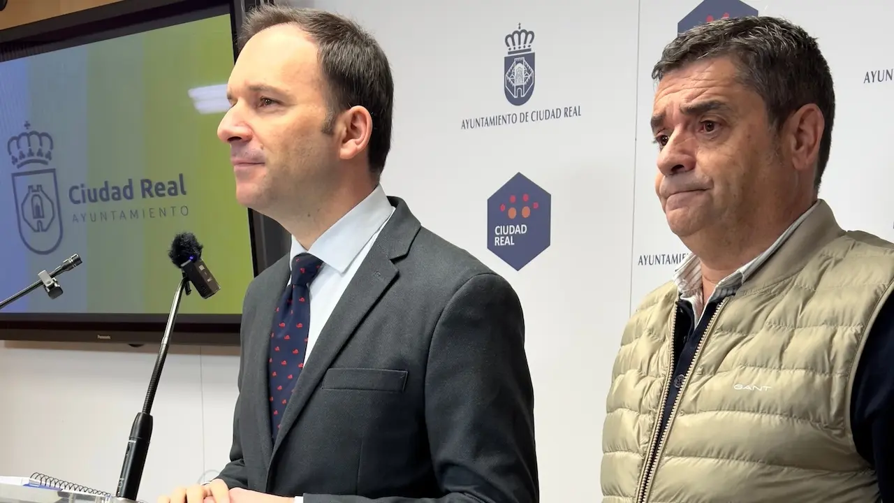 El portavoz del equipo de Gobierno y responsable del área de Hacienda en el Ayuntamiento de Ciudad Real, Guillermo Arroyo, y el concejal de Economía, Luis Alberto Marín