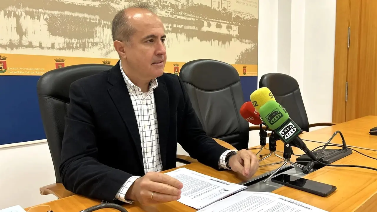 El portavoz del equipo de Gobierno del Ayuntamiento de Talavera de la Reina (Toledo), Jesús García-Barroso, durante la rueda de prensa que ha ofrecido en el Consistorio