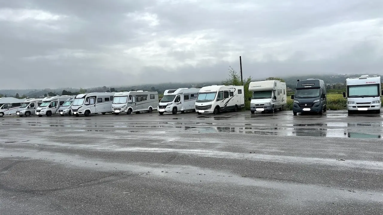 Caravanas en el parking de La Peraleda, en Toledo