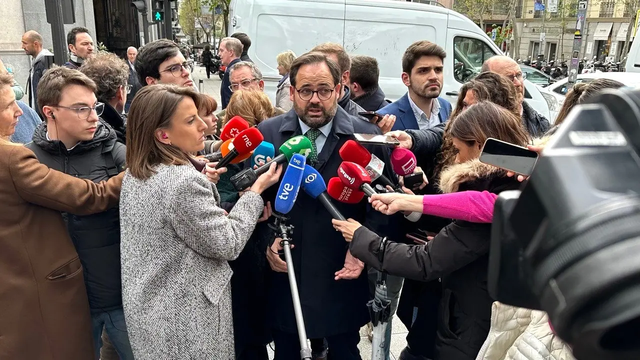 El presidente del PP de Castilla-La Mancha, Paco Núñez, atendiendo a los medios de comunicación este martes a las puertas de Génova
