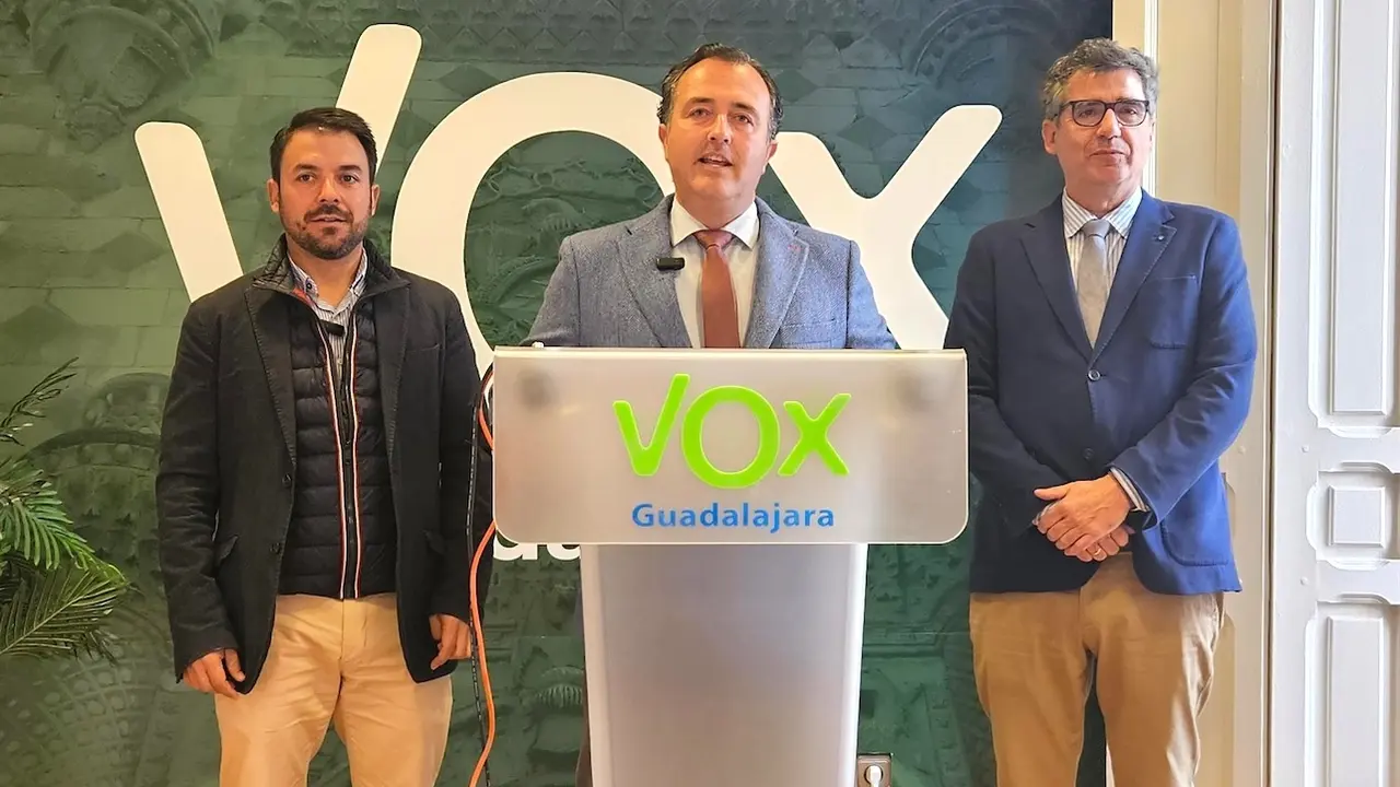 El presidente de Vox en las Cortes de Castilla-La Mancha, David Moreno, durante la rueda de prensa que ha ofrecido en la sede de la formación en Guadalajara