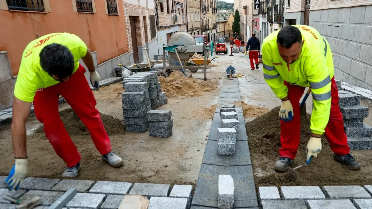 Unos operarios trabajan en una calle de Toledo este martes - EFE/ Ismael Herrero, paro, empleo, trabajadores, construcción, EPA, trabajo, desempleo,