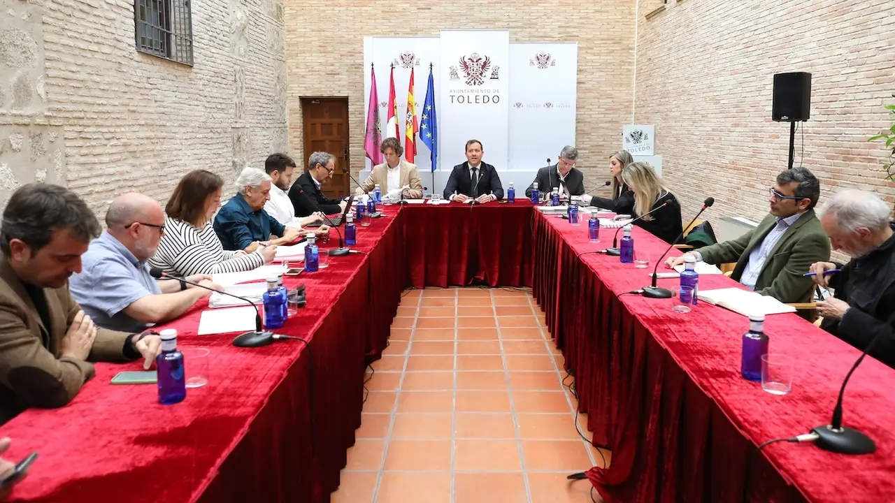El alcalde de Toledo, Carlos Velázquez, ha presidido la reunión del Consejo del Pacto de la ciudad de Toledo por el Tajo