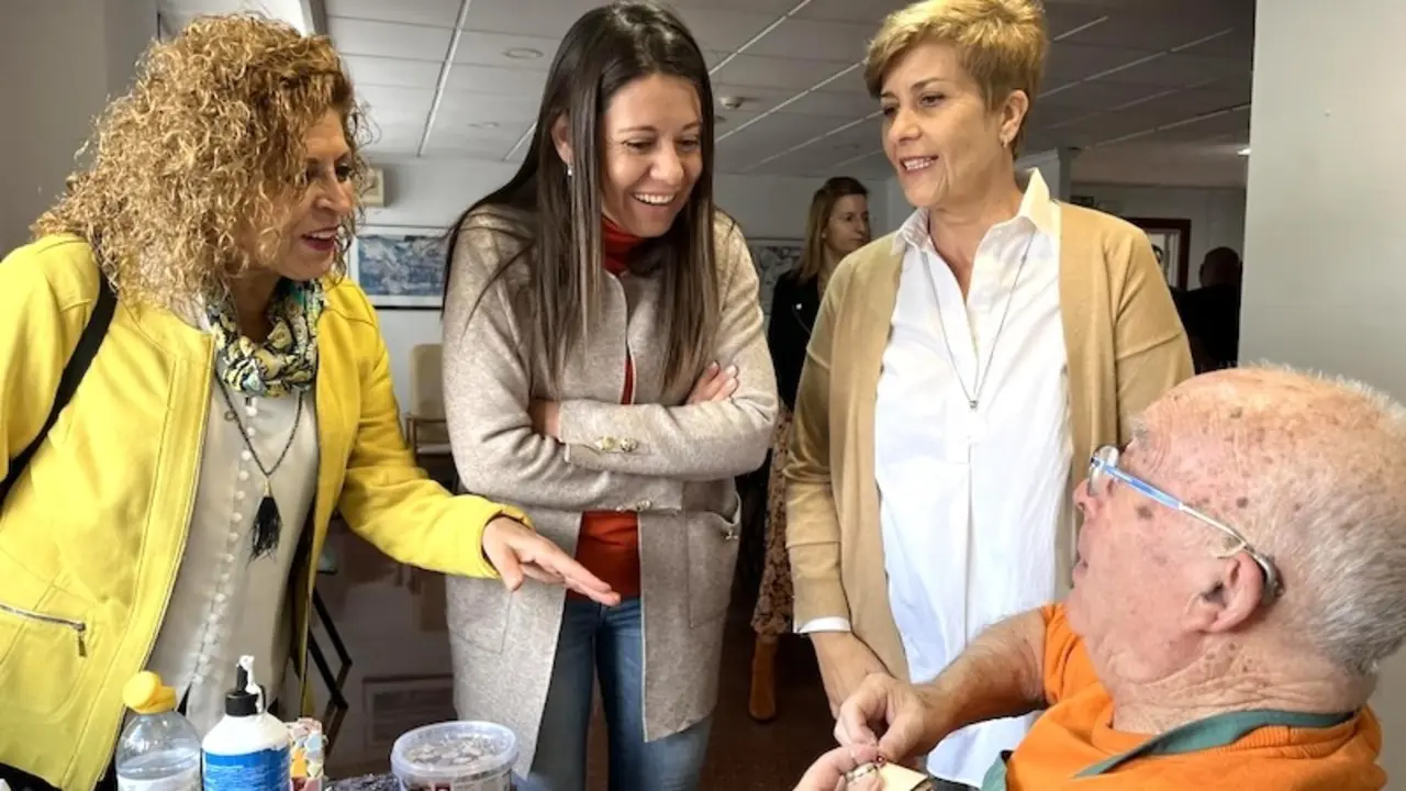 La consejera de Bienestar Social, Bárbara García Torijano, durante la visita a las actuaciones de reforma y modernización que se han ejecutado en la residencia pública de mayores ‘Paseo de la Cuba' de Albacete