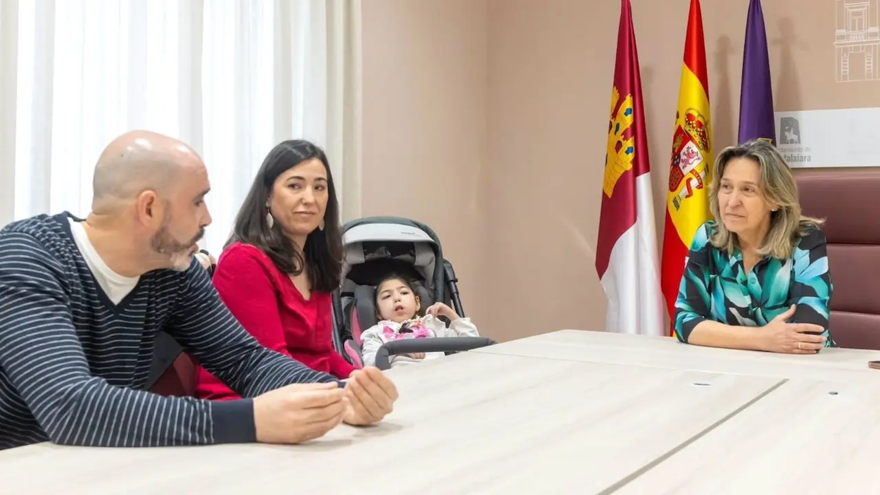 La alcaldesa de Guadalajara, Ana Guarinos, con Lía y sus padres