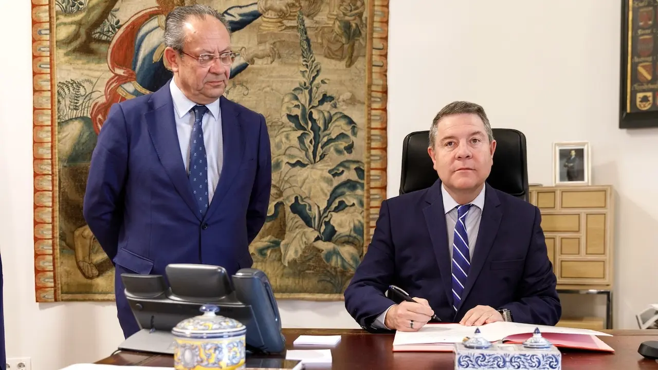 El presidente de Castilla-La Mancha, Emiliano García-Page, se ha reunido, en el Palacio de Fuensalida de Toledo, con el consejero de Hacienda, Administraciones Públicas y Transformación Digital, Juan Alfonso Ruiz Molina