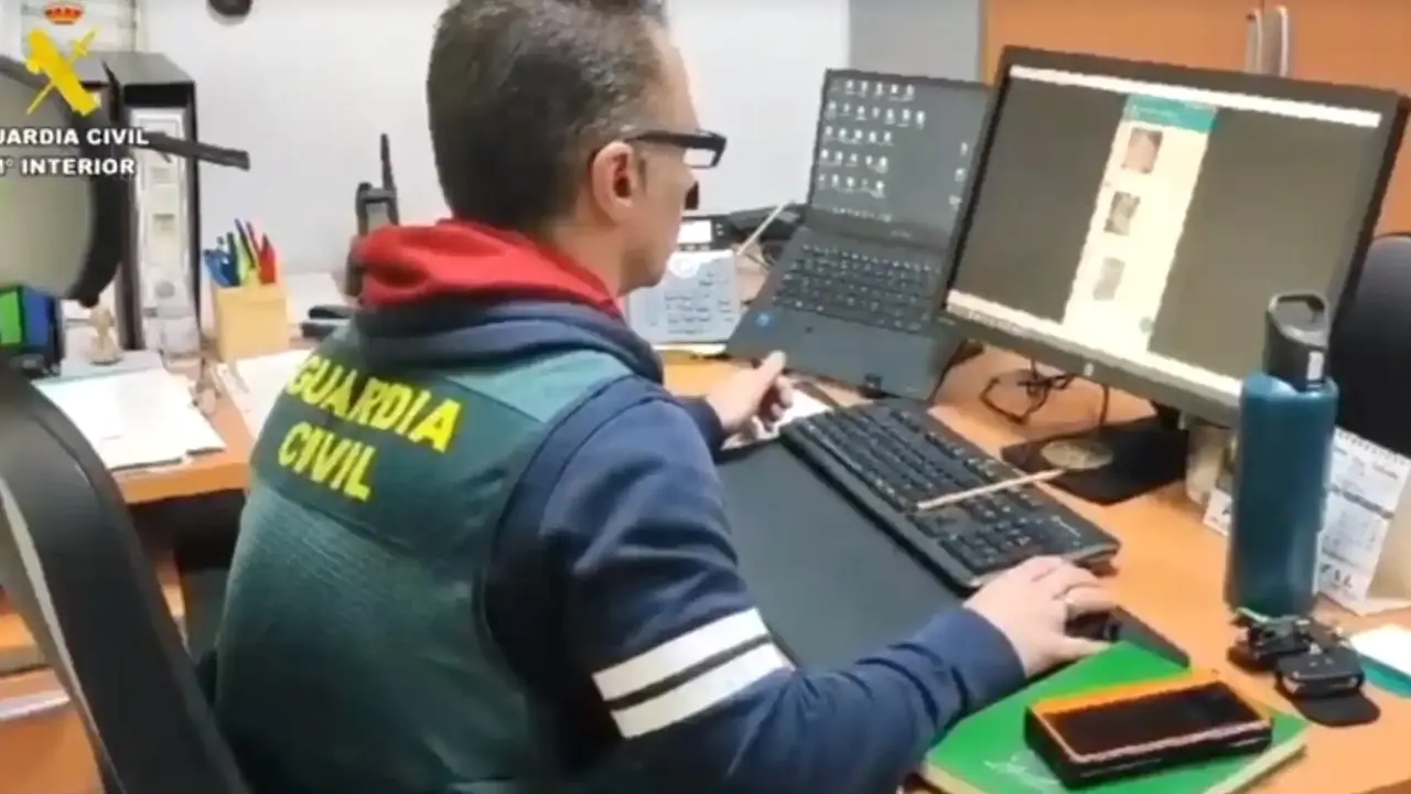 Ocho menores investigados por distribuir pornografía infantil a través de WhatsApp