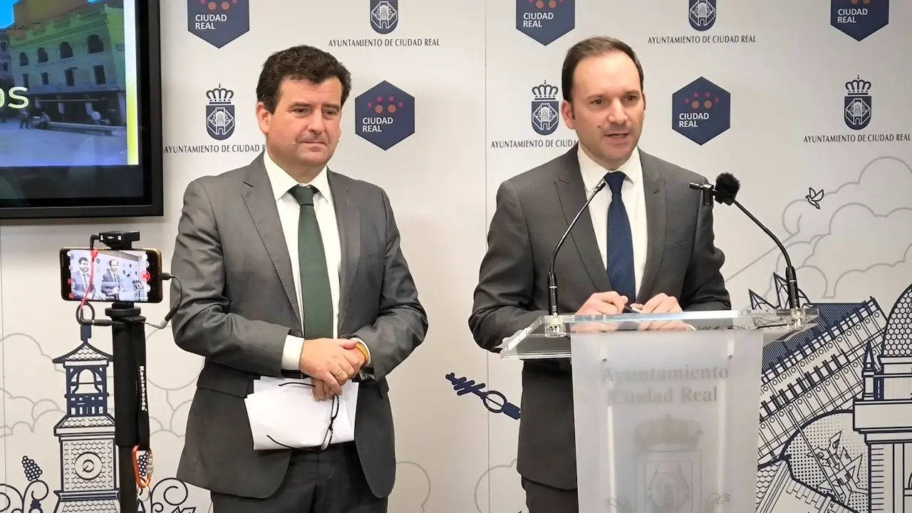 El portavoz del equipo de Gobierno y concejal de Hacienda, Guillermo Arroyo, y el primer teniente de alcalde y concejal de Seguridad Ciudadana, Ricardo Chamorro, han presentado el proyecto de presupuestos