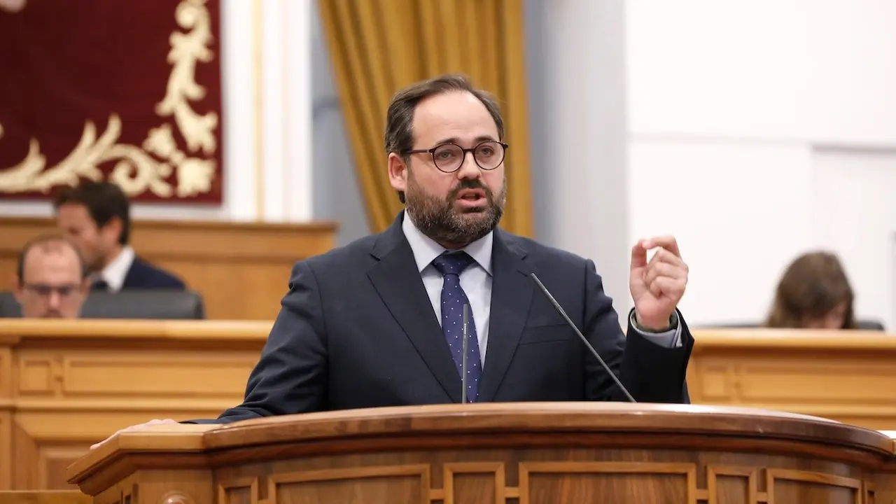 El presidente del PP de Castilla-La Mancha, Paco Núñez, durante su intervención este jueves en el Pleno del Parlamento regional
