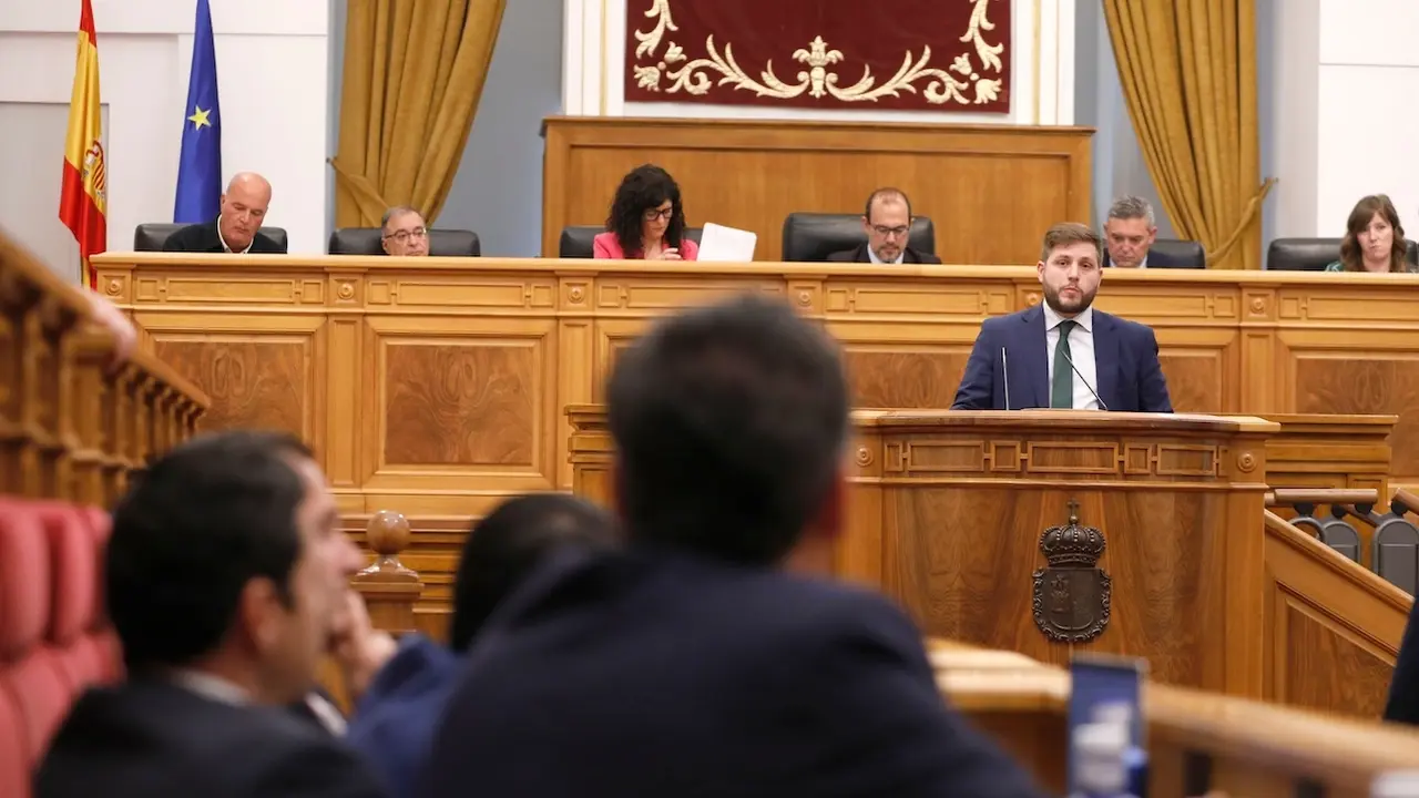 El consejero de Fomento de Castilla-La Mancha, Nacho Hernando, durante su intervención en el Pleno de las Cortes regionales este jueves