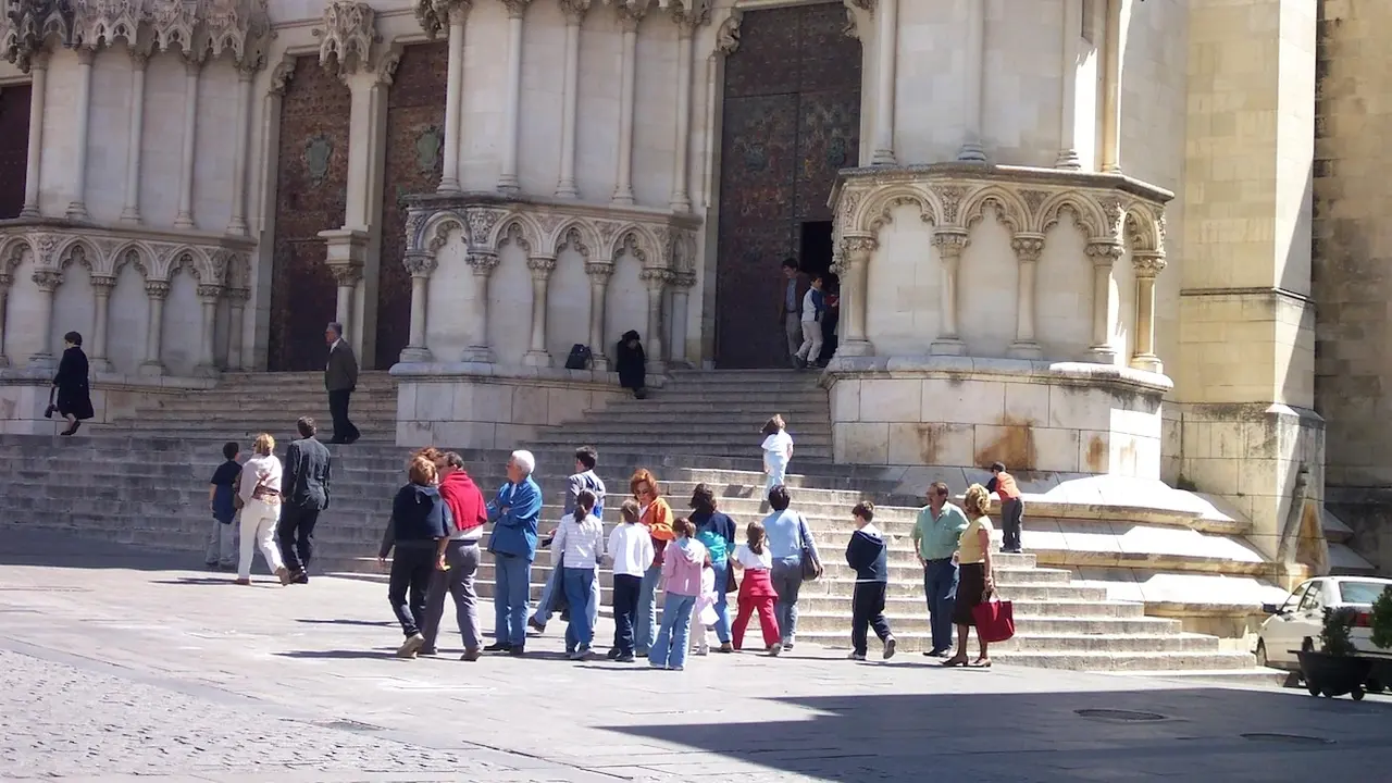 En la imagen de archivo turistas en la Catedral de Cuenca