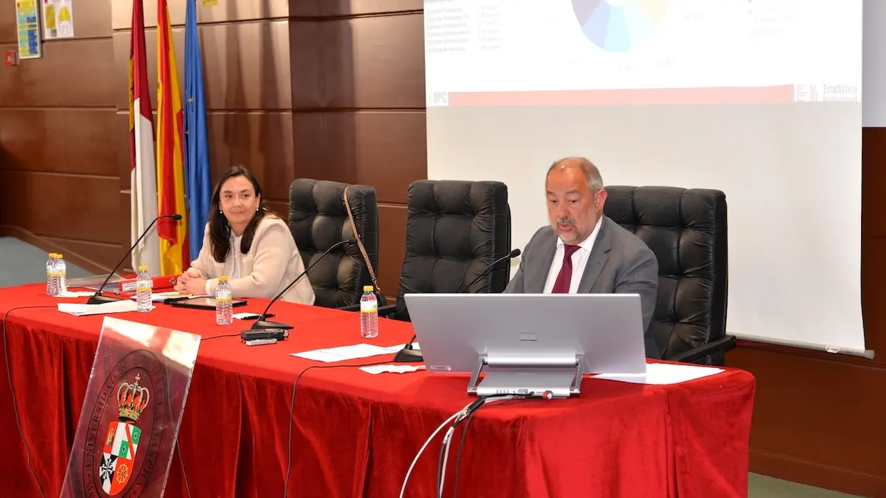 El rector de la Universidad de Castilla-La Mancha (UCLM), Julián Garde, presenta al Claustro su informe de gestión