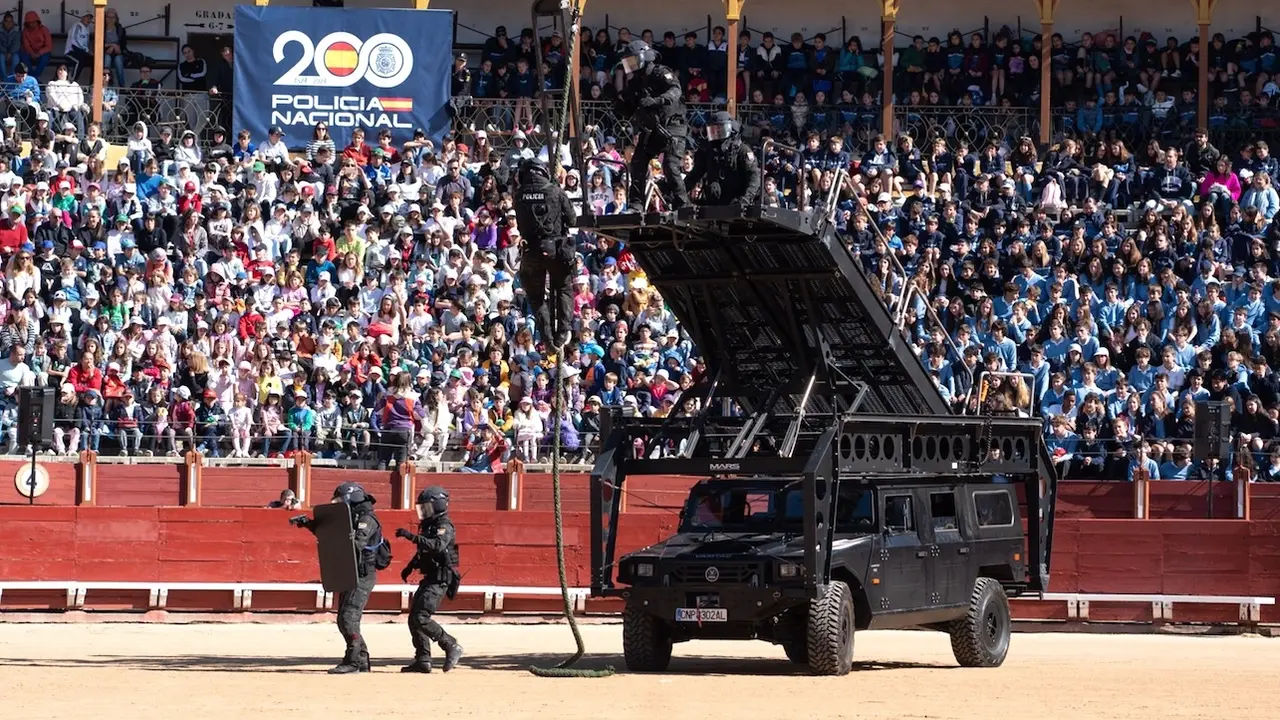 La Policía Nacional exhibe sus unidades en la Plaza de Toros de Toledo ante 6.300 niños