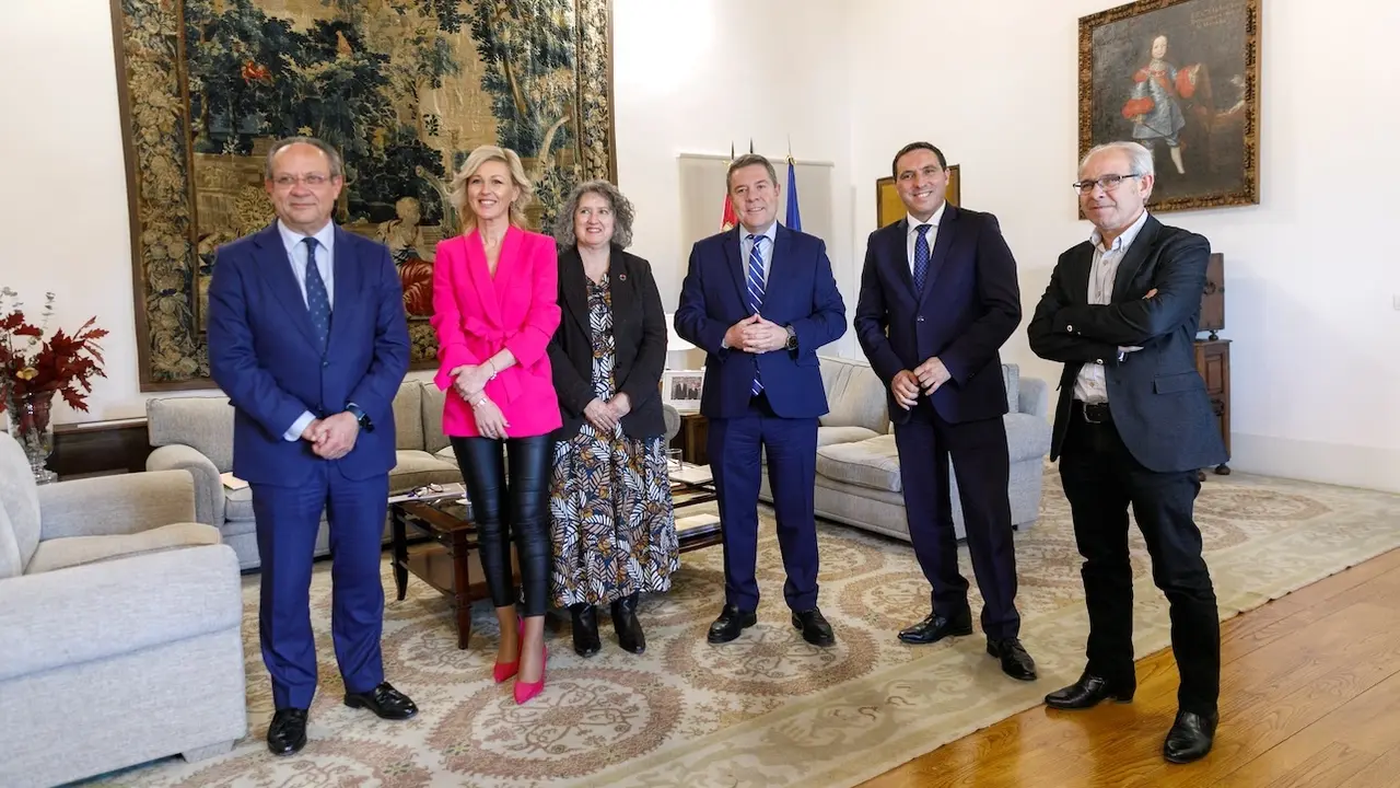 El presidente de Castilla-La Mancha, Emiliano García-Page, se ha reunido en el Palacio de Fuensalida de Toledo, con el presidente de la Diputación de Cuenca, Álvaro Martínez Chana