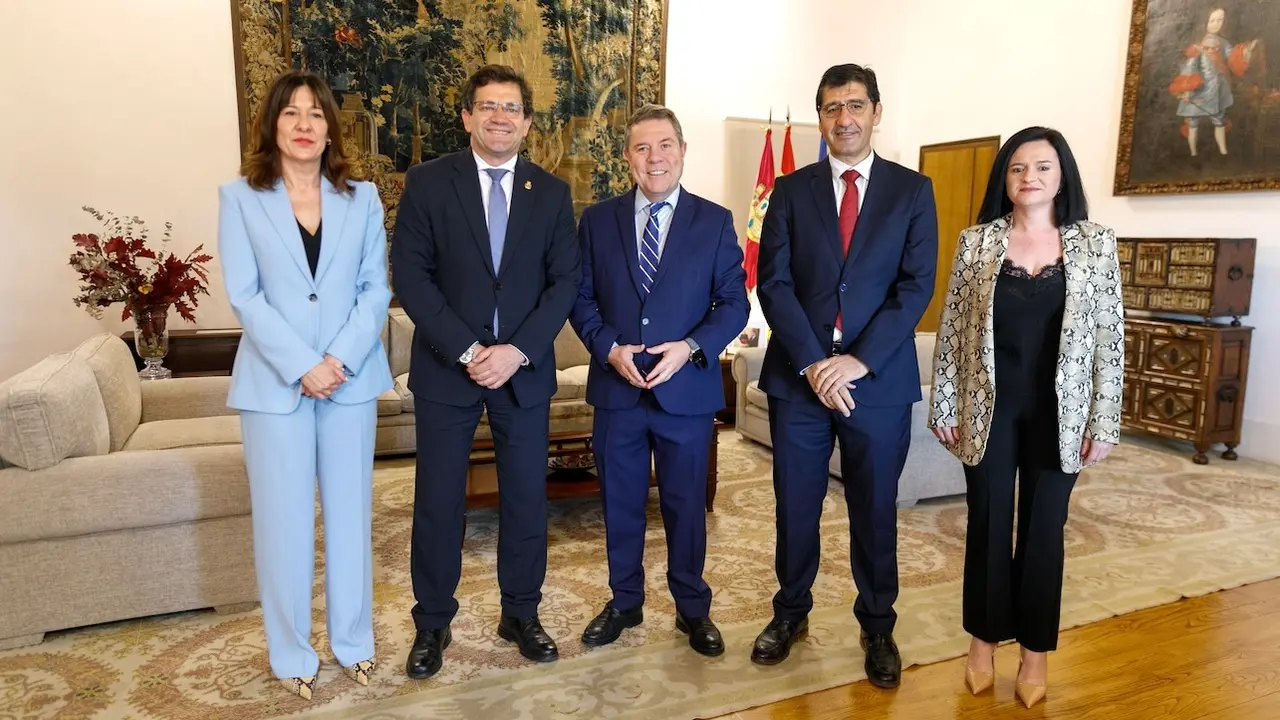 El presidente de Castilla-La Mancha, Emiliano García-Page, se ha reunido en el Palacio de Fuensalida de Toledo, con el presidente de la Diputación de Ciudad Real, Miguel Ángel Valverde