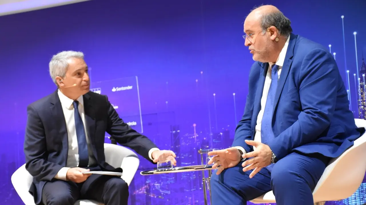 El vicepresidente primero del Gobierno de Castilla-La Mancha, José Luis Martínez Guijarro, ha participado, en el Auditorio Banco Santander de Madrid, en el evento ‘Fondos Europeos. Claves y próximos pasos’ en la sección ‘La visión de las comunidades autónomas’
