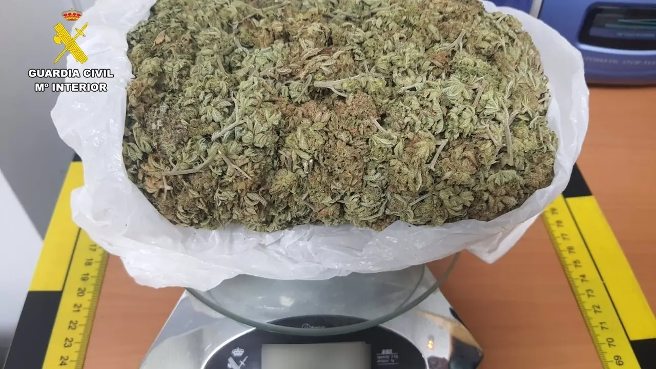 Detenido con 203 gramos de marihuana, que ocultaba en la tapicería de su coche