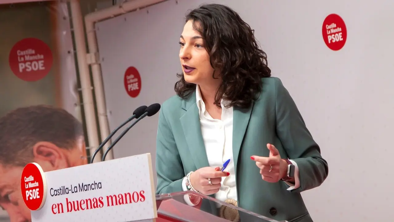 La diputada del PSOE en las Cortes de Castilla-La Mancha, Paloma Jiménez, durante la rueda de prensa que ha ofrecido en la sede de los 'socialistas' en Toledo