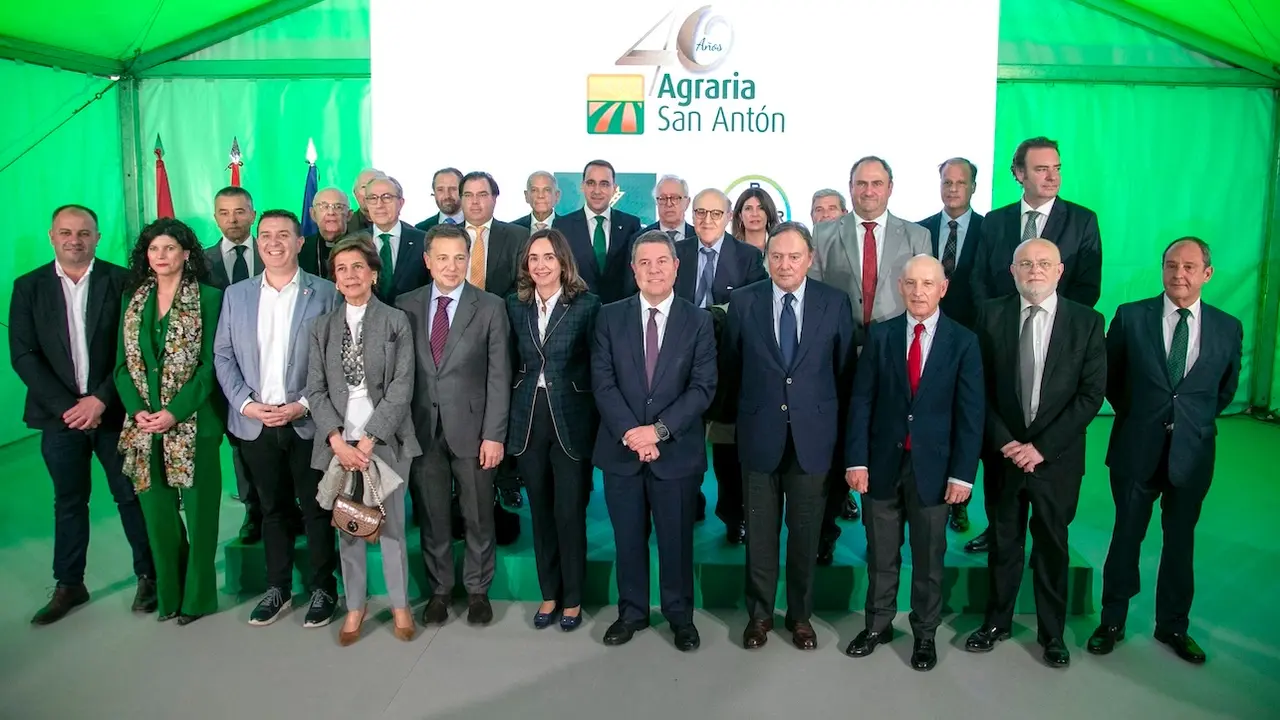 El presidente de Castilla-La Mancha, Emiliano García-Page, ha asistido al acto de conmemoración del 40 aniversario de la Cooperativa Agraria 'San Antón' de Albacete