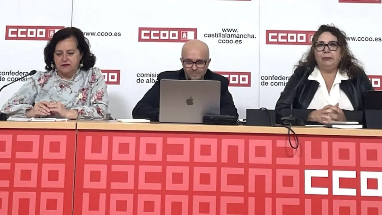 La secretaria regional de Salud Laboral de CCOO Enseñanza, Carmen Iniesta; el secretario estatal de Salud Laboral y Medio Ambiente de CCOO Enseñanza, Rafael Páez, y la secretaria regional de la Federación de CCOO Enseñanza, Ana María Delgado