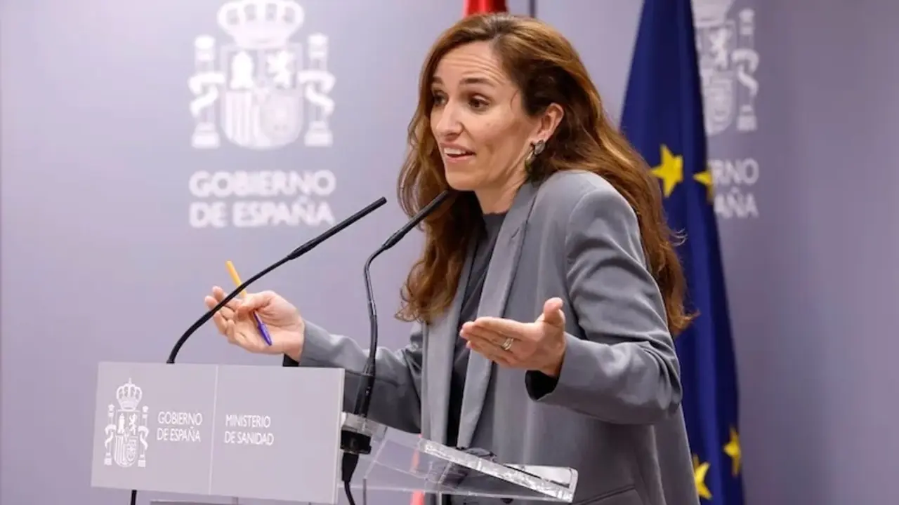La ministra de Sanidad, Mónica García, comparece ante la prensa con motivo del Consejo Interterritorial del Sistema Nacional de Salud - EFE/Javier Lizon