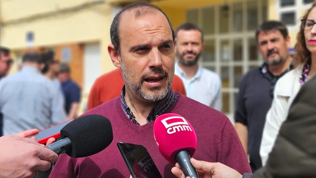 El secretario general del PSOE de Guadalajara, Pablo Bellido, atendiendo a los medios de comunicación