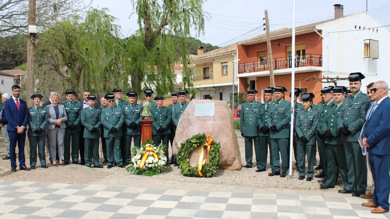 Valverde de Júcar (Cuenca) rinde homenaje a la Guardia Civil con un monumento de piedra