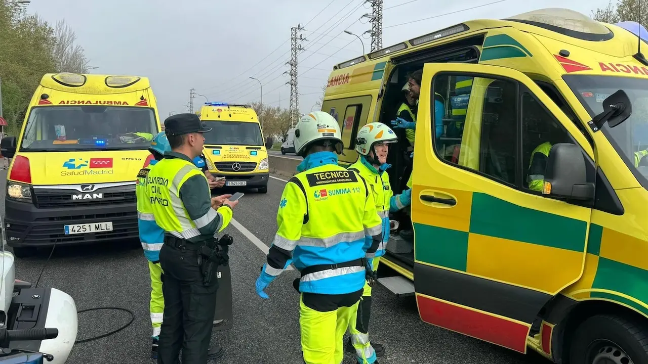 Tres jóvenes muertos al saltarse su coche un semáforo y chocar con una furgoneta