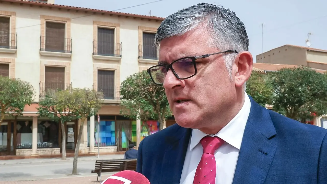 El presidente del PSOE en las Cortes de Castilla-La Mancha, Ángel Tomás Godoy, atendiendo a los medios de comunicación este domingo en San Clemente (Cuenca)