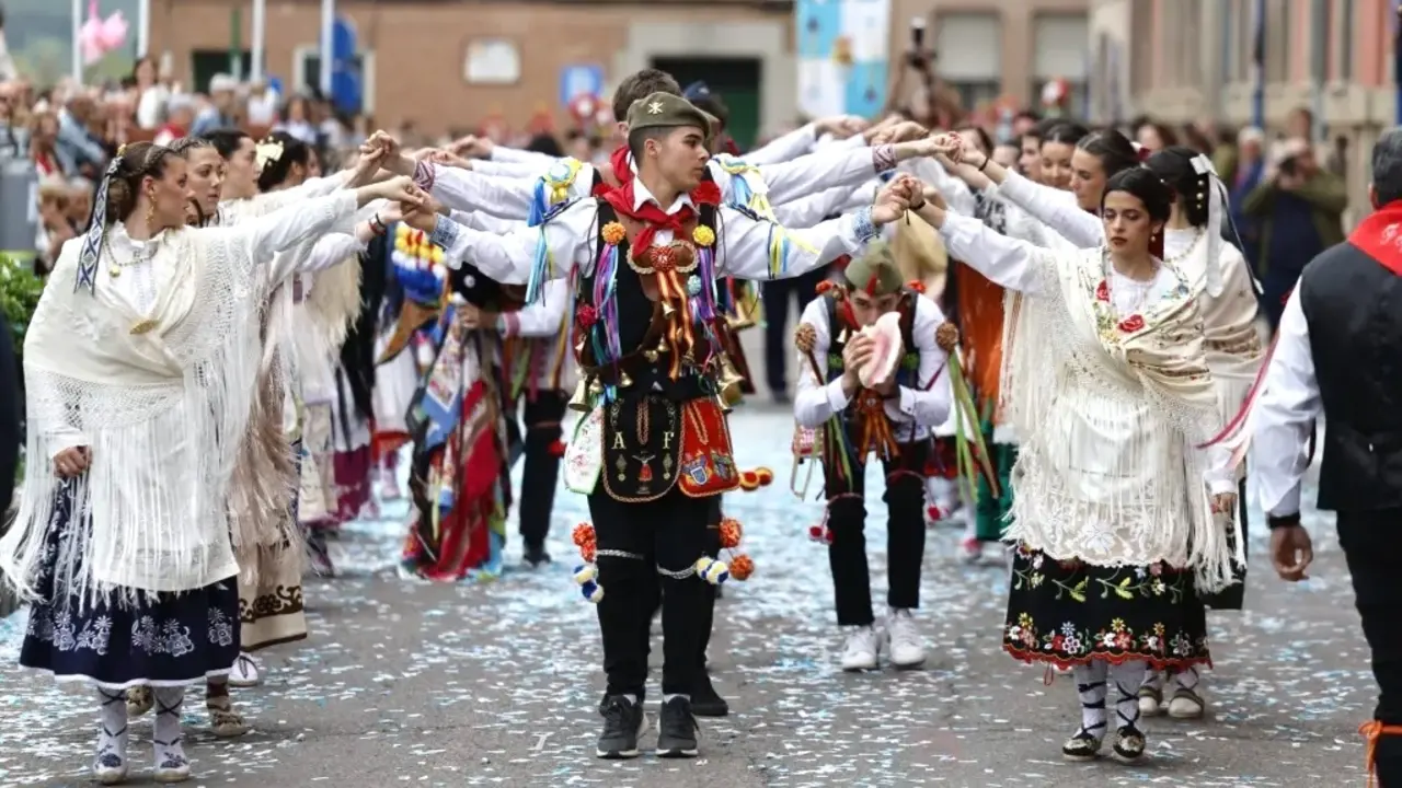 Miles de personas disfrutan en Talavera de la Reina (Toledo) del Cortejo de Mondas, con 3.000 participantes - EFE/Manu Reino