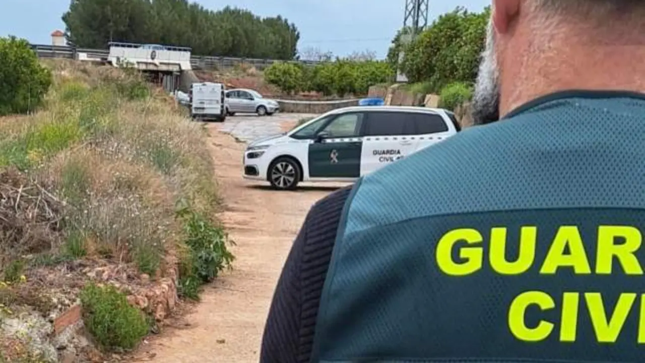 Hallan el cadáver de un hombre cosido a cuchilladas tirado en un camino de un pueblo