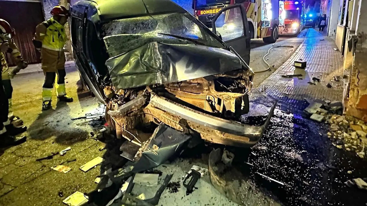 Al menos 2 muertos y 3 heridos, entre ellos una niña, en un accidente de tráfico, choque, colisión, furgoneta,