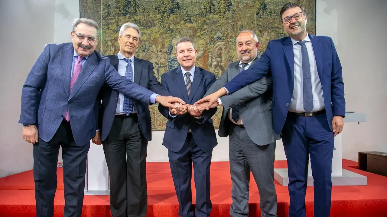 El presidente de Castilla-La Mancha, Emiliano García-Page, ha firmado, en el Palacio de Fuensalida de Toledo, dos convenios de colaboración con las universidades de Castilla-La Mancha y de Alcalá para la realización de prácticas de estudiantes en centros del SESCAM
