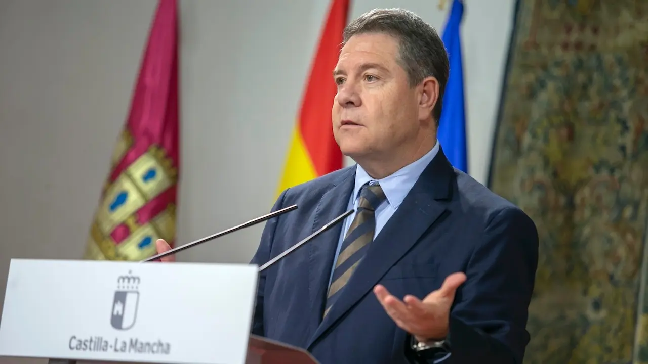 El presidente de Castilla-La Mancha, Emiliano García-Page, ha firmado, en el Palacio de Fuensalida de Toledo, dos convenios de colaboración con las universidades de Castilla-La Mancha y de Alcalá para la realización de prácticas de estudiantes en centros del SESCAM