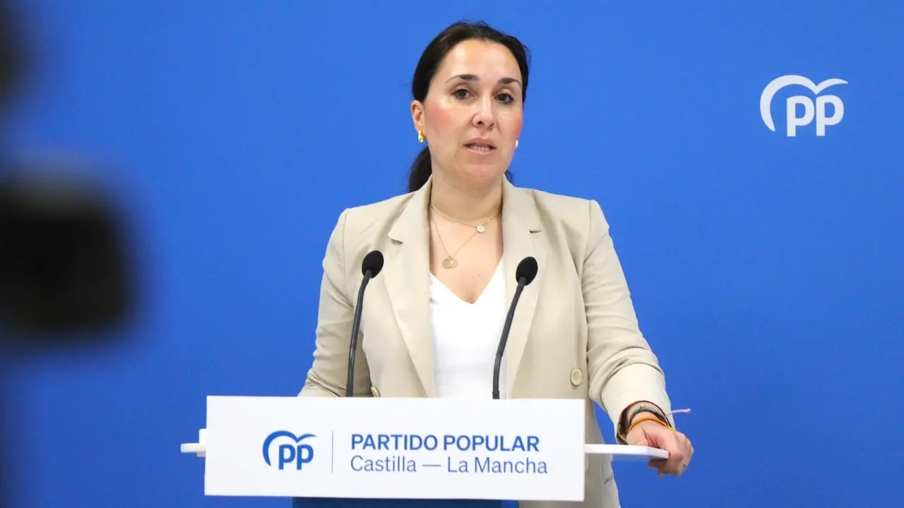 La portavoz del PP de Castilla-La Mancha, Alejandra Hernández, durante la rueda de prensa que ha ofrecido en la sede de los 'populares' en Toledo